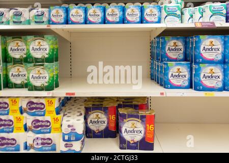 Taplow, Buckinghamshire, Großbritannien. September 2020. Einige Leute haben begonnen, Panik wieder zu kaufen, wegen der Befürchtungen einer möglichen nationalen Sperre, da neue Covid-19 Fälle wieder außer Kontrolle geraten in England. Wie früher beliebte Artikel, die in der Masse von einigen Käufern gekauft werden, sind Toilettenrollen, Pasta, Tomaten aus der Dose, gebackene Bohnen, Handdesinfektionsmittel und Einweghandschuhe, aber Mehl und die meisten anderen Produkte im Laden heute Morgen waren in guter Versorgung und der Supermarkt war nicht übermäßig beschäftigt. Quelle: Maureen McLean/Alamy Live News Stockfoto