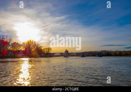 Pont Sant Benezet über Rhone im Sonnenuntergang in Avignon, Provence-Alpes-Cote d'Azur in Frankreich. Stockfoto