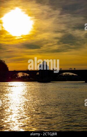 Pont Sant Benezet über Rhone im Sonnenuntergang in Avignon, Provence-Alpes-Cote d'Azur in Frankreich. Stockfoto