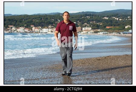 JONNY WILKINSON SCHLENDERT IN DER WINTERSONNE AM STRAND VON ST.CYR SUR MER, FRANKREICH. BILDNACHWEIS : © MARK PAIN / ALAMY STOCK FOTO Stockfoto