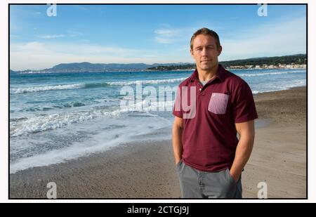 JONNY WILKINSON SCHLENDERT IN DER WINTERSONNE AM STRAND VON ST.CYR SUR MER, FRANKREICH. BILDNACHWEIS : © MARK PAIN / ALAMY STOCK FOTO Stockfoto