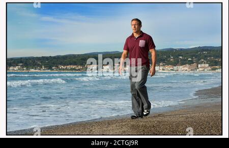 JONNY WILKINSON SCHLENDERT IN DER WINTERSONNE AM STRAND VON ST.CYR SUR MER, FRANKREICH. BILDNACHWEIS : © MARK PAIN / ALAMY STOCK FOTO Stockfoto