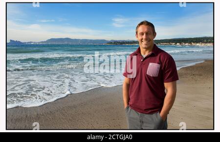 JONNY WILKINSON SCHLENDERT IN DER WINTERSONNE AM STRAND VON ST.CYR SUR MER, FRANKREICH. BILDNACHWEIS : © MARK PAIN / ALAMY STOCK FOTO Stockfoto