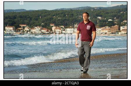 JONNY WILKINSON SCHLENDERT IN DER WINTERSONNE AM STRAND VON ST.CYR SUR MER, FRANKREICH. BILDNACHWEIS : © MARK PAIN / ALAMY STOCK FOTO Stockfoto