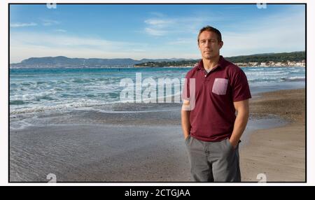 JONNY WILKINSON SCHLENDERT IN DER WINTERSONNE AM STRAND VON ST.CYR SUR MER, FRANKREICH. BILDNACHWEIS : © MARK PAIN / ALAMY STOCK FOTO Stockfoto