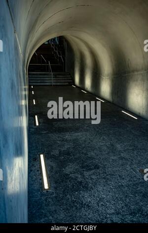 Gehweg und Tunnel in der Schweiz. Stockfoto