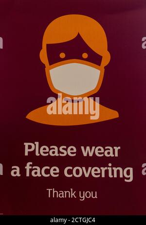 Taplow, Buckinghamshire, Großbritannien. September 2020. Einige Leute haben begonnen, Panik wieder zu kaufen, wegen der Befürchtungen einer möglichen nationalen Sperre, da neue Covid-19 Fälle wieder außer Kontrolle geraten in England. Wie früher beliebte Artikel, die in der Masse von einigen Käufern gekauft werden, sind Toilettenrollen, Pasta, Tomaten aus der Dose, gebackene Bohnen, Handdesinfektionsmittel und Einweghandschuhe, aber Mehl und die meisten anderen Produkte im Laden heute Morgen waren in guter Versorgung und der Supermarkt war nicht übermäßig beschäftigt. Quelle: Maureen McLean/Alamy Live News Stockfoto