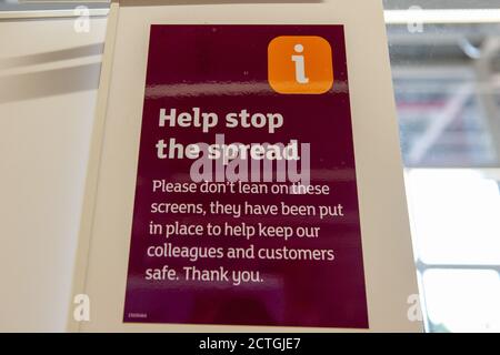 Taplow, Buckinghamshire, Großbritannien. September 2020. Einige Leute haben begonnen, Panik wieder zu kaufen, wegen der Befürchtungen einer möglichen nationalen Sperre, da neue Covid-19 Fälle wieder außer Kontrolle geraten in England. Wie früher beliebte Artikel, die in der Masse von einigen Käufern gekauft werden, sind Toilettenrollen, Pasta, Tomaten aus der Dose, gebackene Bohnen, Handdesinfektionsmittel und Einweghandschuhe, aber Mehl und die meisten anderen Produkte im Laden heute Morgen waren in guter Versorgung und der Supermarkt war nicht übermäßig beschäftigt. Quelle: Maureen McLean/Alamy Live News Stockfoto