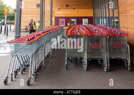 Taplow, Buckinghamshire, Großbritannien. September 2020. Einige Leute haben begonnen, Panik wieder zu kaufen, wegen der Befürchtungen einer möglichen nationalen Sperre, da neue Covid-19 Fälle wieder außer Kontrolle geraten in England. Wie früher beliebte Artikel, die in der Masse von einigen Käufern gekauft werden, sind Toilettenrollen, Pasta, Tomaten aus der Dose, gebackene Bohnen, Handdesinfektionsmittel und Einweghandschuhe, aber Mehl und die meisten anderen Produkte im Laden heute Morgen waren in guter Versorgung und der Supermarkt war nicht übermäßig beschäftigt. Quelle: Maureen McLean/Alamy Live News Stockfoto