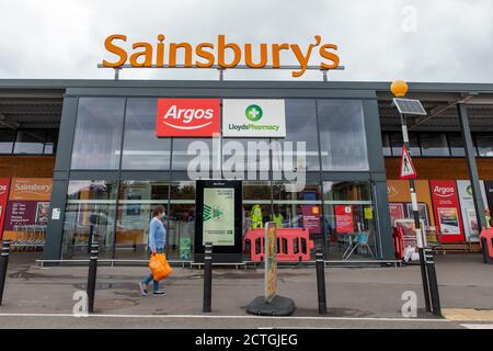 Taplow, Buckinghamshire, Großbritannien. September 2020. Einige Leute haben begonnen, Panik wieder zu kaufen, wegen der Befürchtungen einer möglichen nationalen Sperre, da neue Covid-19 Fälle wieder außer Kontrolle geraten in England. Wie früher beliebte Artikel, die in der Masse von einigen Käufern gekauft werden, sind Toilettenrollen, Pasta, Tomaten aus der Dose, gebackene Bohnen, Handdesinfektionsmittel und Einweghandschuhe, aber Mehl und die meisten anderen Produkte im Laden heute Morgen waren in guter Versorgung und der Supermarkt war nicht übermäßig beschäftigt. Quelle: Maureen McLean/Alamy Live News Stockfoto