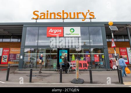 Taplow, Buckinghamshire, Großbritannien. September 2020. Einige Leute haben begonnen, Panik wieder zu kaufen, wegen der Befürchtungen einer möglichen nationalen Sperre, da neue Covid-19 Fälle wieder außer Kontrolle geraten in England. Wie früher beliebte Artikel, die in der Masse von einigen Käufern gekauft werden, sind Toilettenrollen, Pasta, Tomaten aus der Dose, gebackene Bohnen, Handdesinfektionsmittel und Einweghandschuhe, aber Mehl und die meisten anderen Produkte im Laden heute Morgen waren in guter Versorgung und der Supermarkt war nicht übermäßig beschäftigt. Quelle: Maureen McLean/Alamy Live News Stockfoto