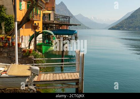 Altes Dorf Gandria und Alpensee Lugano mit Berg im Tessin, Schweiz. Stockfoto