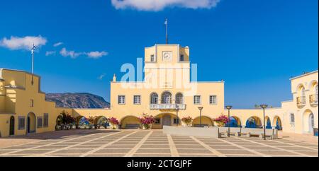 Gelbes Rathaus von Karpathos in Pigadia, Insel Karpathos, Griechenland Stockfoto