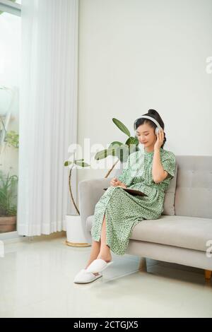 Gewöhnliche weiblich asiatisch teen Portrait zu Hause Sofa Remote Bildung Konzept. Stockfoto