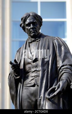 London, England, Großbritannien. Statue (1988 - Replik der Marmorstatue von 1874 in der königlichen Institution) von Michael Faraday (1791-1867) in Savoyen Place Stockfoto