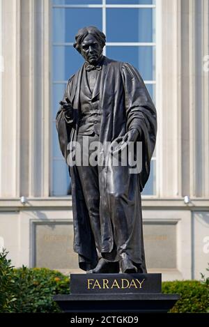 London, England, Großbritannien. Statue (1988 - Replik der Marmorstatue von 1874 in der königlichen Institution) von Michael Faraday (1791-1867) in Savoyen Place Stockfoto