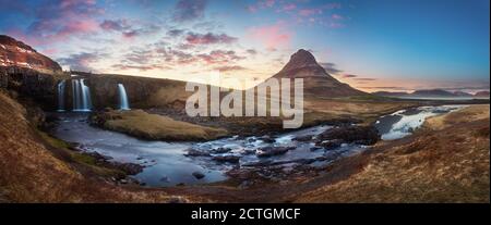Landschaftlich reizvolle Aufnahme von Island. Tolle Aussicht auf den berühmten Mount Kirkjufell mit Kirkjufell Wasserfall während des Sonnenuntergangs. Wunderbare Naturlandschaft. Beliebte Reisen Stockfoto
