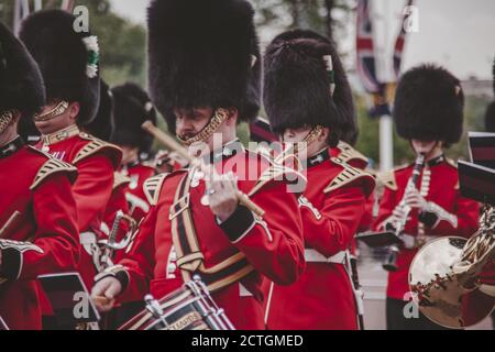 LONDON, VEREINIGTES KÖNIGREICH - 06. Jun 2015: Parade von Soldaten, die den Wachwechsel am buckingham Palast machen Stockfoto