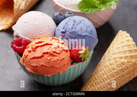 Verschiedene Beereneisschaufeln und Beeren Stockfoto