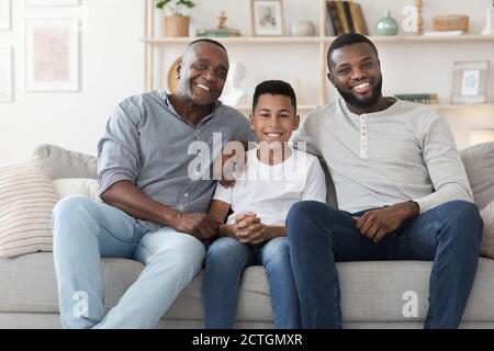 Mehrere Generationen männliche Familienmitglieder posieren zusammen zu Hause Stockfoto