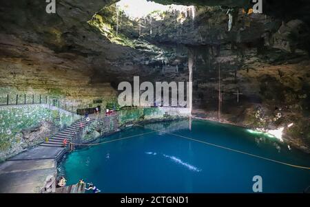 TEMOZON, MEXIKO, MEXIKO - 30. Mai 2019: Cenote Hubiku ist eine leuchtend blaue unterirdische Cenote in Mexiko in der Nähe der Stadt Valladolid. Stockfoto