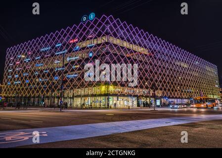 Das Haus der Industrie (Industriens Hus) Auf dem Rathausplatz (Radhuspladsen) bei Nacht intensiv Die Neonbeleuchtung an der Fassade ist im urbanen Stil gehalten Stockfoto