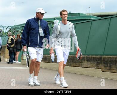 ANDY MURRAY ÜBT IN WIMBLEDON, BEVOR DIE MEISTERSCHAFTEN MIT TRAINER IVAN LENDL BEGINNEN BILDNACHWEIS : © MARK PAIN / ALAMY STOCK PHOTO Stockfoto