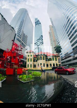 King Power MahaNakhon vom Haus Sathon aus gesehen rotes Taxi Stockfoto