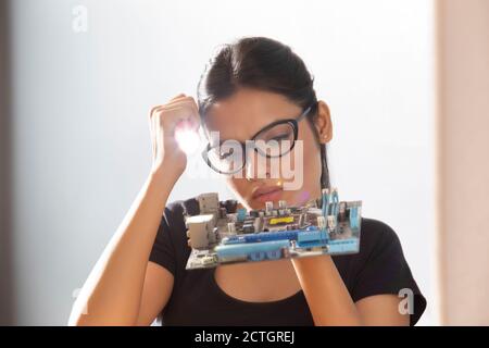 Executive Blick auf Motherboard mit einer Taschenlampe in der Hand Stockfoto