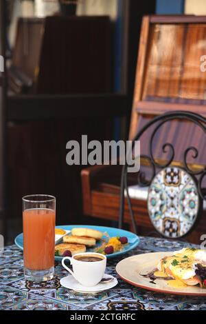 Schönes gesundes Frühstück in einem Restaurant für zwei Personen nebenan Das Klavier Stockfoto