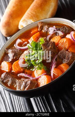 Vietnamesischer bo Kho-Rindereintopf ist vollgepackt mit zartem, zerfallengeschmortem Rindfleisch, das mit Kräutern, Aromaten und einer köstlichen Brühe in der Nähe des Bogens beladen ist Stockfoto