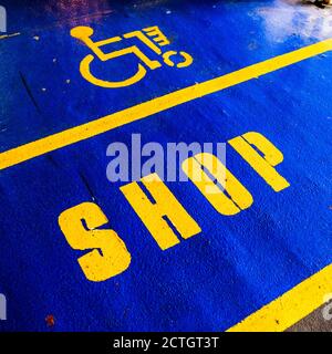 Behindertenparkmarkierungen in EINEM öffentlichen Parkplatz, London, Großbritannien, ohne Personen Stockfoto