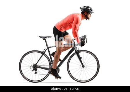 Radfahrer mit Helm und Sonnenbrille ein Fahrrad fahren aus Der Sattel isoliert auf weißem Hintergrund Stockfoto