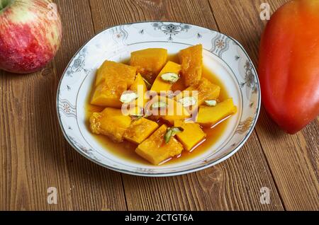 Kabak tatlısı – Kürbisdessert in türkischer Küche, kandierter Kürbis Stockfoto