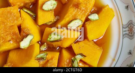 Kabak tatlısı – Kürbisdessert in türkischer Küche, kandierter Kürbis Stockfoto