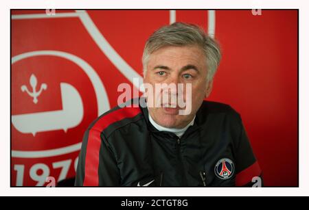 CARLO ANCELOTTI - MANAGER DES FRANZÖSISCHEN CLUB PARIS SAINT-GERMAIN - FOTOGRAFIERT AUF DEM TRAININGSGELÄNDE DES TEAMS IN PARIS. BILDNACHWEIS: © MARK PAIN / ALAMY Stockfoto