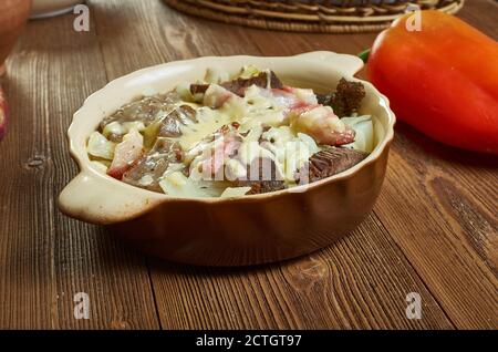 Banska kapama typisch bulgarische Gericht, Zutaten sind Sauerkraut und verschiedene Arten von Fleisch wie Huhn, Kalb, Schweinefleisch, und Kaninchen, Stockfoto