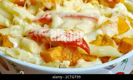 Squash, Ricotta sage Pasta backen. Parmesan und durch den Squash mit etwas Würze falten. Stockfoto