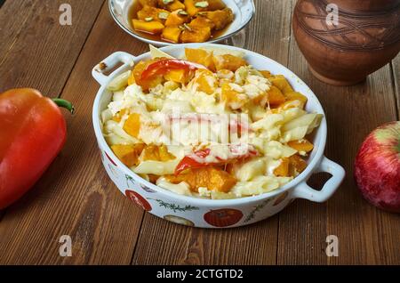 Squash, Ricotta sage Pasta backen. Parmesan und durch den Squash mit etwas Würze falten. Stockfoto