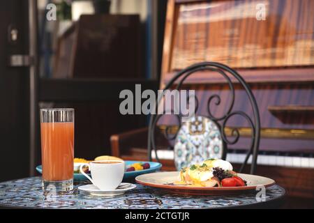Schönes gesundes Frühstück in einem Restaurant für zwei Personen nebenan Das Klavier Stockfoto