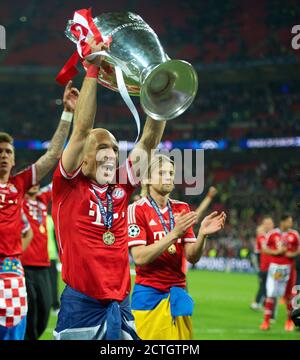 ARJEN ROBBEN FEIERT MIT DER CHAMPIONS LEAGUE TROPHÄE. BORUSSIA DORTMUND GEGEN FC BAYERN MÜNCHEN CHAMPIONS-LEAGUE-FINALE 2013 BILD : © MARK PAIN Stockfoto