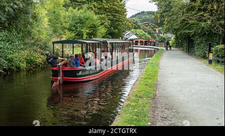 Ein Pferdeschmalboot, das Touristen entlang des Llangollen Kanals bei Llangollen Wales UK führt. Stockfoto