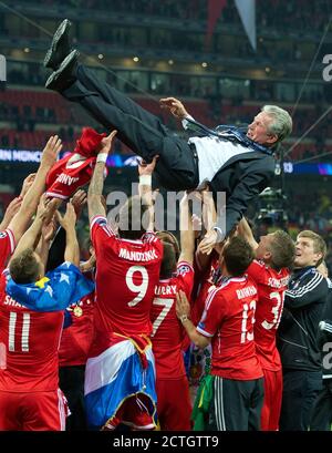 BAYERN-MÜNCHEN-TRAINER JUPP HEYNCKES IST NACH DEM SIEG IN DER CHAMPIONS LEAGUE BORUSSIA DORTMUND GEGEN FC BAYERN MÜNCHEN IN DIE LUFT GETHAN BILD : © MARK PAIN Stockfoto