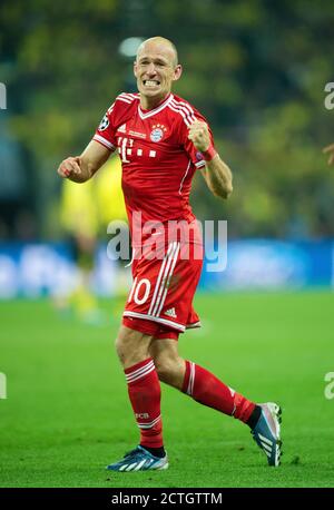 ARJEN ROBBEN FEIERT BEIM SCHLUSSPFIFF NACH DEM TOR, DAS DIE CHAMPIONS LEAGUE FÜR BAYERN GEWONNEN HAT. BILDNACHWEIS : © MARK PAIN / ALAMY Stockfoto