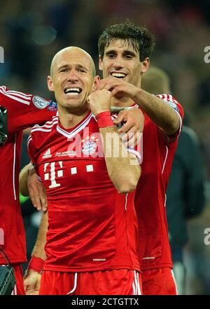 ARJEN ROBBEN FEIERT BEIM SCHLUSSPFIFF NACH DEM TOR, DAS DIE CHAMPIONS LEAGUE FÜR BAYERN GEWONNEN HAT. BILDNACHWEIS : © MARK PAIN / ALAMY Stockfoto