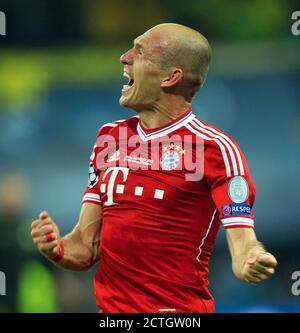 ARJEN ROBBEN FEIERT BEIM SCHLUSSPFIFF NACH DEM TOR, DAS DIE CHAMPIONS LEAGUE FÜR BAYERN GEWONNEN HAT. BILDNACHWEIS : © MARK PAIN / ALAMY Stockfoto