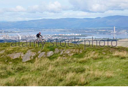 Linlithgow, Schottland, Großbritannien. September 2020. Genießen Sie die ruhige und milde Wetter Trail Radfahren im Beecraigs Country Park mit Blick nach Norden von der Spitze des Cockleroy Hügel in Richtung des Forth Valley, Grangemouth, Longannet und die Hügel der Ochils. Kredit: Craig Brown/Alamy Live Nachrichten Stockfoto