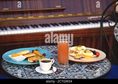 Schönes gesundes Frühstück in einem Restaurant für zwei Personen nebenan Das Klavier Stockfoto