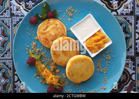Käsepfannkuchen in einem Restaurant mit einer schönen Präsentation Stockfoto
