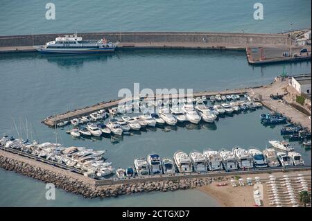 Die Yachten liegen im Hafen von Terracina, Latina (Italien). Luftaufnahme... Stockfoto